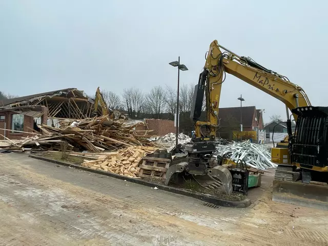Anfang März rollten die Abrissbagger am Allerbeeksring an: Das alte Gebäude muss einem geplanten Neubau weichen | Foto: Freddy Brühler