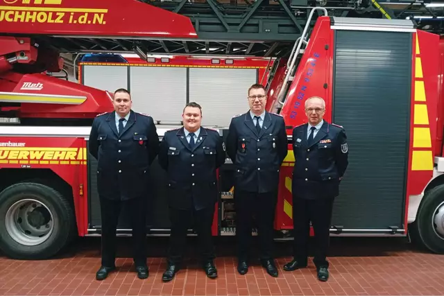 Von links: Christoph Haase, Nick Müller , Jörn Vopat , Volker Bellmann (Kreisbrandmeister) | Foto: Freiwillige Feuerwehr der Stadt Buchholz i. d. Nordheide