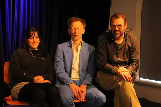 Dramaturgin Lisa Apel (li.), Schauspieler Christoph Weiß und Regisseur Gero Vierhuff  | Foto: pau