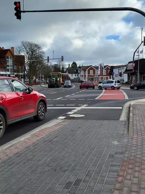 Die Haltelinie an der Kreuzung wird noch versetzt, damit Autofahrer die Radfahrer besser sehen können | Foto: sh