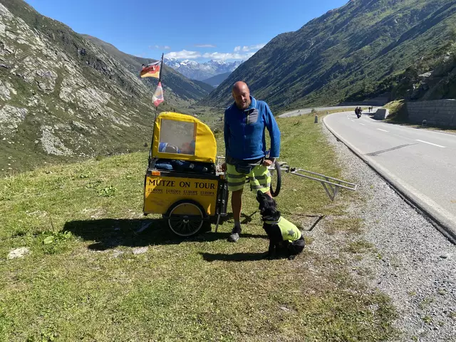 Karsten Rinck und seine Lotte am 10. August 2023, beim Überqueren des Lukmania Pass in der Schweiz | Foto: Karsten Rinck