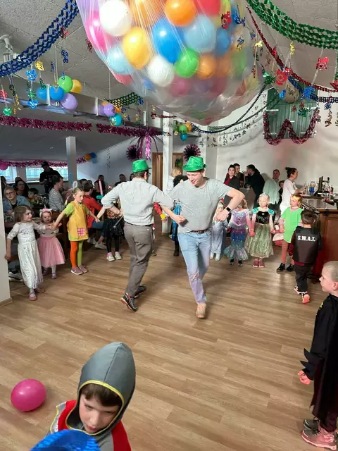 Auch bei der Kindermaskerade sorgten die Faslamseltern für Stimmung | Foto: Faslamsclub Tönnhausen