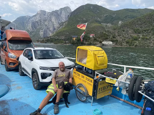 Karsten Rinck und seine Lotte am 27. August 2024, auf der Fähre des Komani lake, in Albanien | Foto: Karsten Rinck