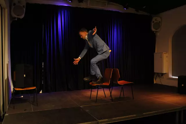 Schauspieler Christopher Weiß gibt auf der Bühne alles, um die Kinder von den aberwitzigen Geschichten des Lügenbarons zu überzeugen | Foto: pau