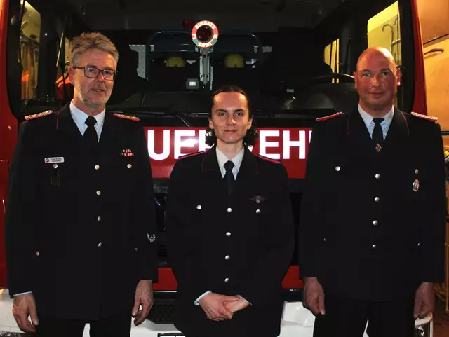 Stadtbrandmeister Uwe Ehlers und die Beförderten Tom Hoffmann und Ortsbrandmeister Martin Herre der Freiwilligen Feuerwehr Sangenstedt | Foto: Burkhard Giese