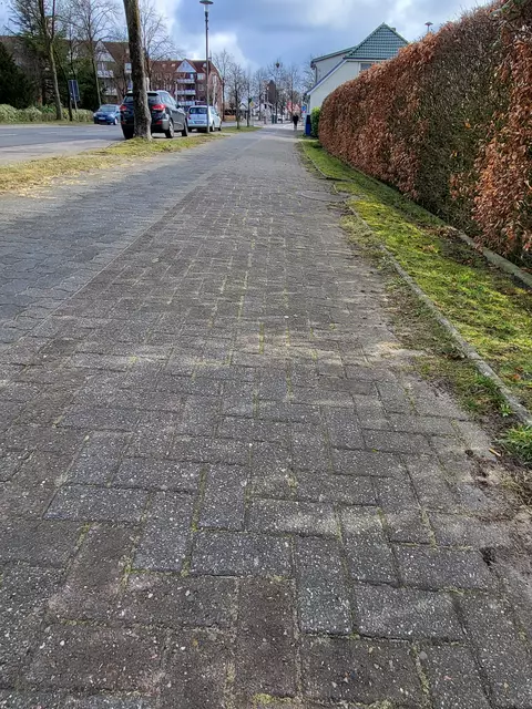 Hier wurde nicht die Kamera schief gehalten - der gesamte Bürgersteig ist schräg. Zwischen Wistedt und Quellner Weg muss er dringend saniert werden | Foto: sh