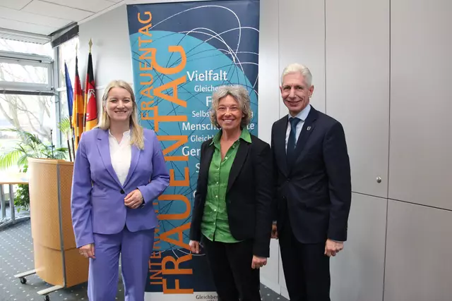 Am Rande des Vortrags im Gespräch: Justizministerin Dr. Kathrin Wahlmann (li.) Gleichstellungsbeauftragte Andrea Schrag und Landrat Rainer Rempe | Foto: Landkreis Harburg