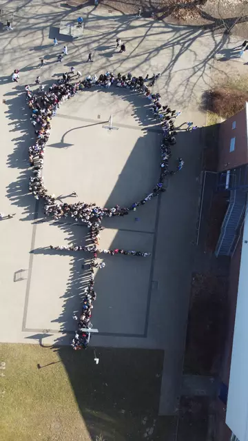 Schülerinnen, Schüler und Lehrkräfte des Gymnasiums Winsen formten gemeinsam das Symbol für Weiblichkeit | Foto: Gymnasium Winsen