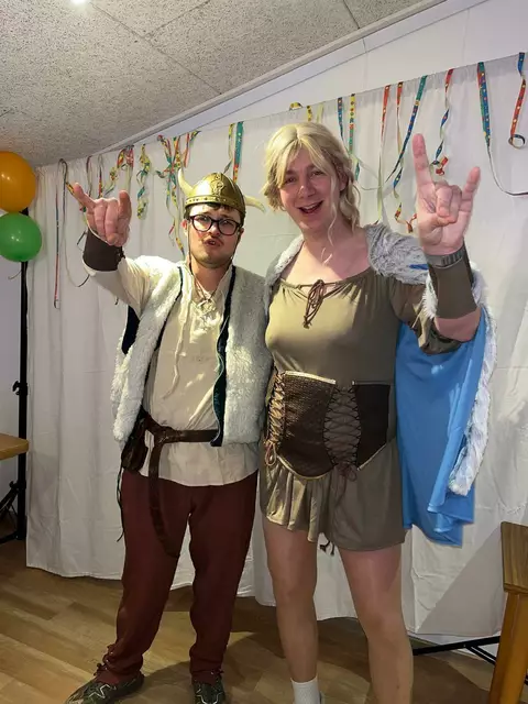 Die Faslamseltern Marvin Bellmann (li.) und Jan-Hendrik Pahl kamen im Partnerkostüm zum Lumpenball | Foto: Faslamsclub Tönnhausen