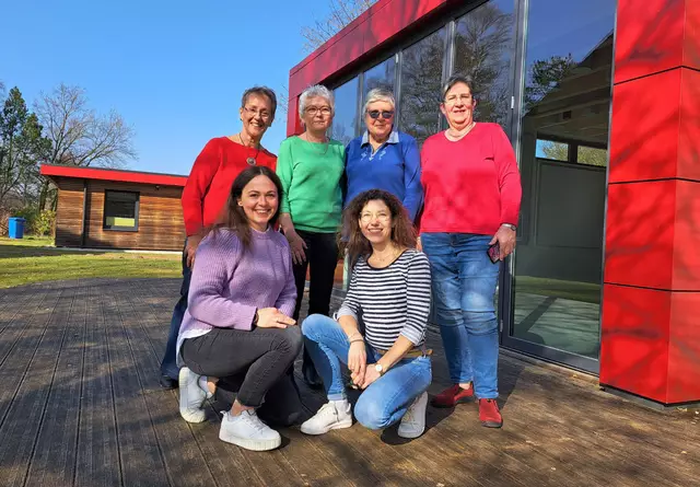 Bildunterschrift: Hinten v.l. Monika Iwanoff (1. Schatzmeisterin), Rita Bürger (1. Vorsitzende), Anne Dennhof (Beisitzerin), Ursula Gill, vorne v.l. Lilith Müller-Petersen (Schriftführerin), Marina Malorny (2. Schatzmeisterin). Es fehlen: Jonas Willbrandt, Ina Steinhauer, Nico Schwetasch 
 | Foto: DRK Kreisverband Harburg-Land