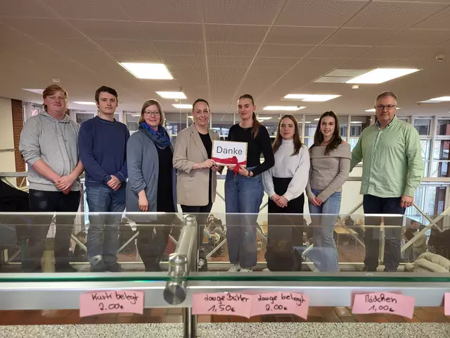Sie freuen sich über die großzügige Spende der Cafeteria: Hannes Warnecke (v. li.), Hendrik Beht, Christina Kubiczek (Oberstufenkoordinatorin), Annabell Weiß-Indorf (Schulelternrat), Melissa Böttcher, Emily Block, Marie Verholen und Schulleiter Stefan Birkner | Foto: sh