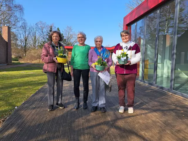 Ehrungen langjähriger Mitglieder durch den Vorstand. V.l.: Renate Hobuß (25 Jahre Mitgliedschaft), Rita Bürger (1. Vorsitzende), Margott Gill (40 Jahre Mitgliedschaft), Gisela Lühr (25 Jahre Mitgliedschaft) | Foto: DRK Kreisverband Harburg-Land