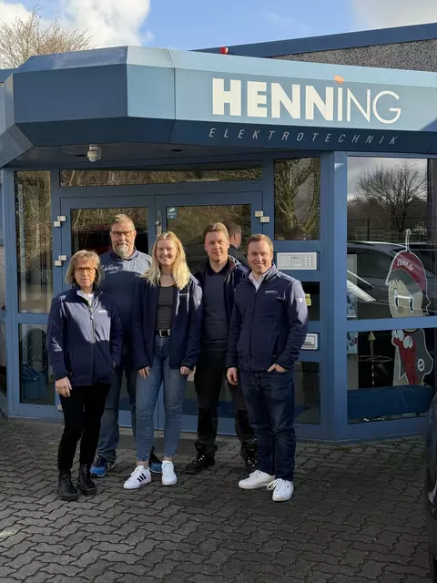 Die Familie Henning: Beritt Henning, Thorsten Rebenstorf, Leja Kolodzik, Til Henning und Pascal Henning  | Foto: Henning Elektrotechnik