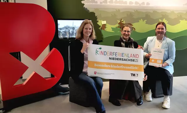 Ines Utecht (Geschäftsführerin TV Landkreis Stade/Elbe e.V., v. li.), Dr. Susanne B. Keller (Leiterin Buxtehude Museum) und Joanna Sewöster (TV Landkreis Stade/Elbe e.V.) bei der Zertifikatsübergabe im Buxtehude Museum | Foto: Buxtehude Museum