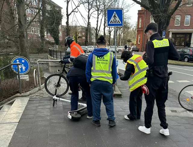 Rollerkontrolle am Bahnhof | Foto: Polizei