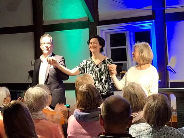 Bekamen für ihr Gastspiel viel Applaus (v. re.): Schauspielerin Jutta Speidel, ihre Tochter und Sängerin Antonia Feuerstein und Pianist Peter Rodekuhr | Foto: Astrid Warburg-Manthey