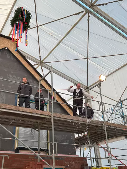 Richtspruch unterm Richtkranz | Foto: Viebrockhaus