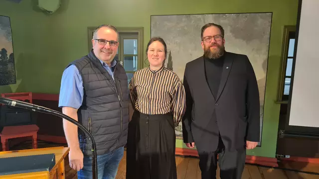 Das Freilichtmuseum am Kiekeberg eröffnete die Tagung „Mittwochs ist Museumstag“ 10. und 11.3.2025, v. l. Jan Bauer (Erster Vorsitzender des Fördervereins des Freilichtmuseums am Kiekeberg), Myriel Wiese (Organisatorin in der Abteilung Bildung und Vermittlung im Freilichtmuseum am Kiekeberg,) Stefan Zimmermann (Direktor des Freilichtmuseums am Kiekeberg) | Foto: FLMK