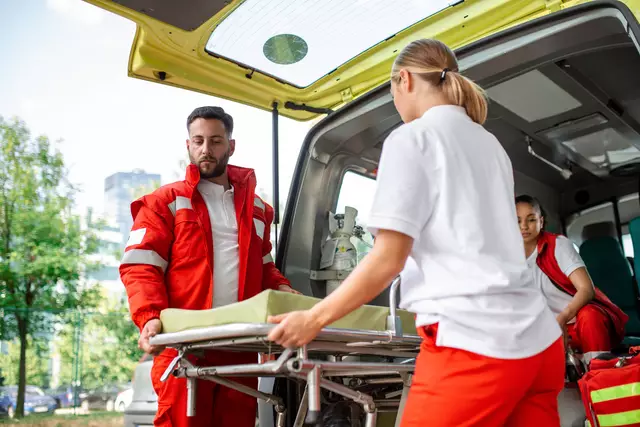 Der Landkreis Stade will die Gebühren für den Rettungsdienst erhöhen | Foto: Adobe Stock/Graphicroyalty