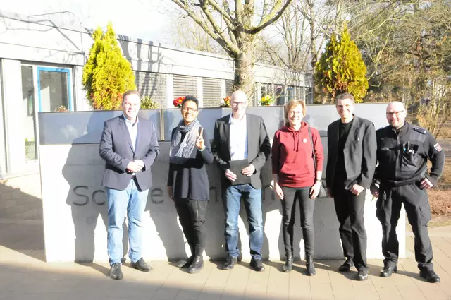 André Wiese, Mo Asumang, Rolf Heitmann, Ulrike Tschirner, Piet Bohl und Bartlomiej Ogorzalek bei der Auftaktveranstaltung in der Schule am Ilmer Barg | Foto: GOBS Winsen Luhe