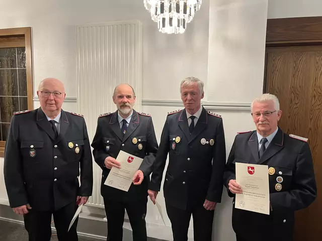 Für 50 Jahre geehrt: Wilhelm Oellrich (li.), Hans-Hinrich Schling, Dietrich von Schassen, Helmut Tiedemann | Foto: Feuerwehr Lühe