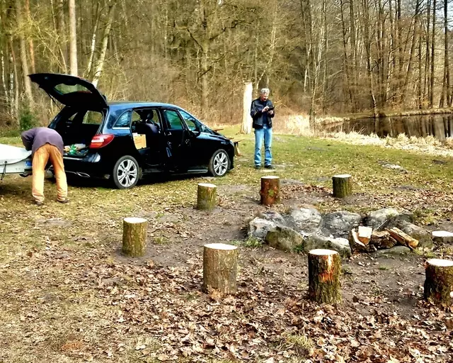 Auch die Sitzpfähle am Grillplatz wurden von den Rentnern der Interessengemeinschaft Hanstedt (IGH) erneuert | Foto: Nis Matthiesen
