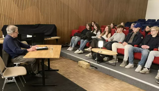 Der Bendestorfer Peter Dermühl diskutierte mit Schülern der Oberschulklasse 10e über seinen Film | Foto: Tommy Smidt
