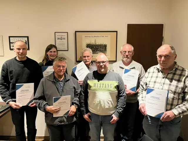 Die ausgezeichneten Mitglieder (v.l.n.r): Sven Raap, Cynthia  Auch, Hans-Jürgen Bublies, Günther Bartsch, Arne Bublies (RK-Vorsitzender), Rainer Poppe, Henry Tiedemann (Kreisvorstand) (nicht im Bild Friedhelm Thielker) | Foto: Markus Teichmann