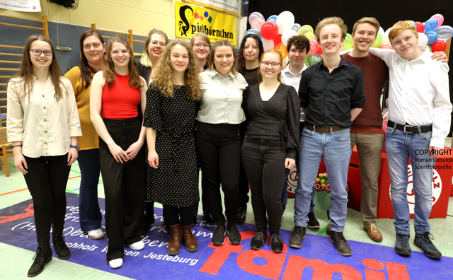 Die Show der TSV-Gruppe "Theater und Gesang" mit der Vereinsvorsitzenden Hu Sanae Kaisik (Zweite v.l.)  | Foto: cc