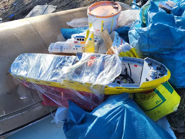 Mitten im Bauschutt auch ein großes, ferngesteuertes Schiff | Foto: sh