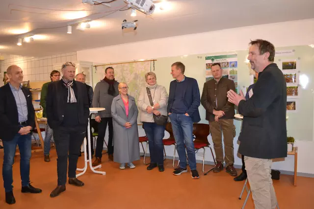 AKN-Vorsitzender Henry Holst (re.) begrüßte zahlreiche Interessierte zur Eröffnung der Naturwerkstatt | Foto: bim