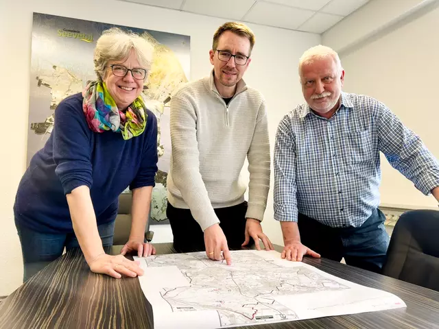 Emily Weede (v.li. Bürgermeisterin Seevetal), Philip Werk (Verantwortlicher für Digitalisierung), Karsten Wendt (Sachgebiet Verkehr) | Foto: Gemeinde Seevetal