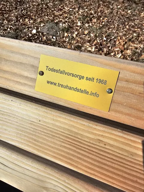 Die zweite gestiftete Bank steht am BuchholzHain, dem Bürgerwald am Seppenser Friedhof | Foto: Jasmin Eisenhut