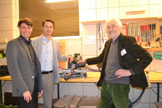 Karsten Müller vom AKN (re.) mit Dr. Alexander Stark vom Landkreis (li.) und Tim Beckmann von der Sparkasse Harburg-Buxtehude, die 6.000 Euro für die Ausstattung der Werkstatt stiftete | Foto: bim