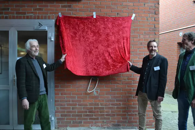Karsten Müller (li.) und Henry Holst enthüllt das Schild der Naturwerkstatt | Foto: bim