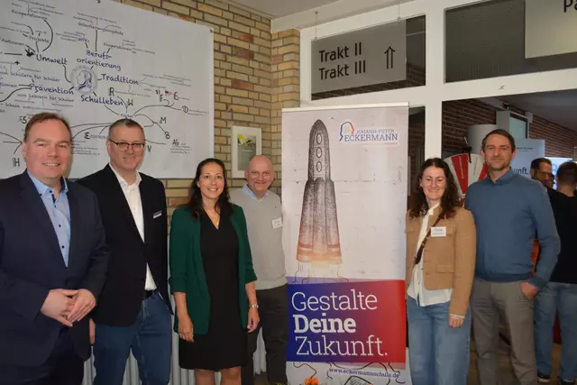 Begeistert von der Messe (v. li.): Bürgermeister André Wiese, Michael Hansen (Arbeitsagentur), Kreisrätin Ana Cristina Bröcking, Schulleiter Andreas Neises und Laura Friedrichs von der Eckermann-Realschule sowie Markus Trettin (Stadt Winsen)  | Foto: cku