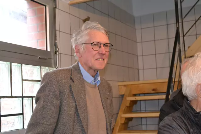 Eines der engagierten AKN-Mitglieder: Dr. Alexander Gröngröft erwarb sozusagen beim Umbau seinen Tischlergesellenbrief | Foto: bim