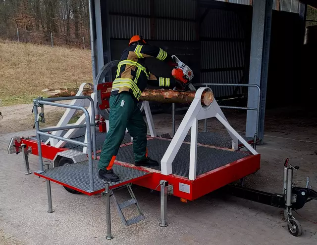 Die Freiwillige Feuerwehr (FF) Leversen-Sieversen am Baumbiegesimulator | Foto: FF Leversen-Sieversen