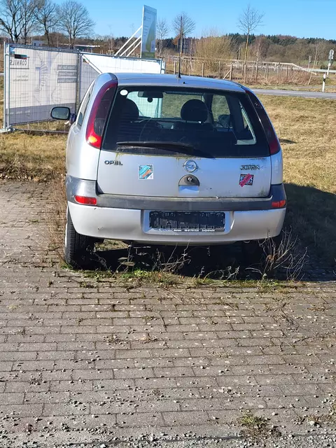 Auch ein abgemeldeter Opel Corsa steht mittlerweile auf dem Pendlerparkplatz | Foto: sh