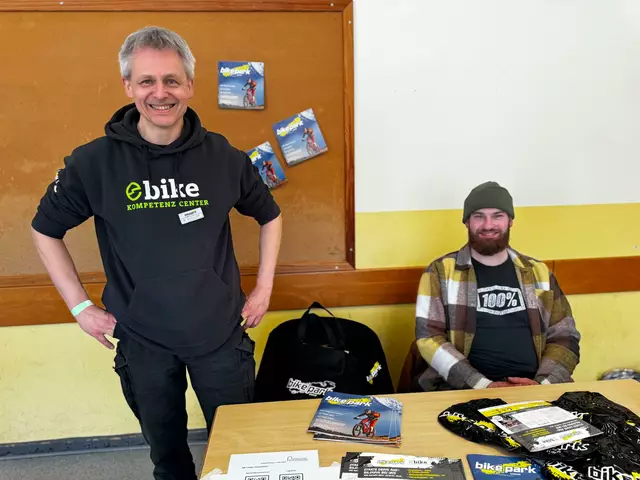 W. Mueller und Jannik Raykowski vom BIKE PARK TIMM informierten die Schüler über das vielseitige Ausbildungs-Angebot, am Stand konnte man live ein Fahrrad reparieren. | Foto: cku