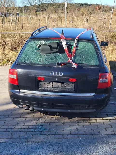 Seit Monaten steht der Audi auf dem Pendlerparklatz. Es tut sich nichts, außer, dass er immer mehr zerstört wird | Foto: sh