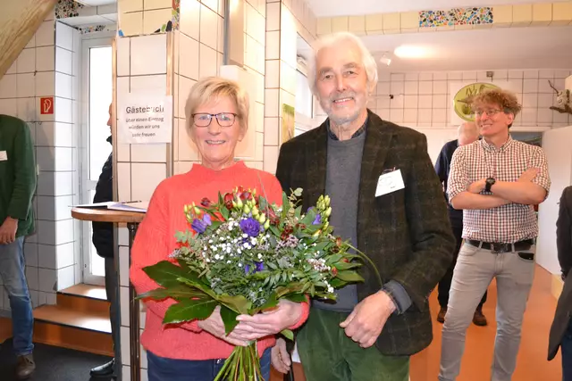 Karsten Müller dankte Backstuben-Vermieterin und guter Nachbarin Margrit Elmers mit Blumen