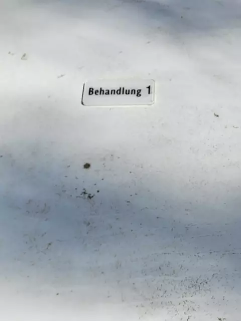 Eine mit dem Bauschutt entsorgte Tür mit der Aufschrift "Behandlung 1" zeugt davon, dass eine Arztpraxis renoviert worden ist | Foto: sh