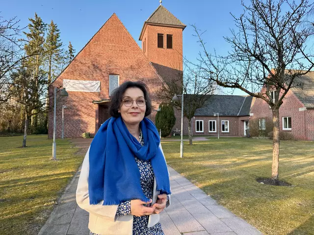 Pastorin Julia Neuschwander vor der Nikodemuskirche in Handeloh.  | Foto: C.Wöhling