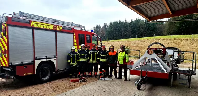 Die Freiwillige Feuerwehr (FF) Leversen-Sieversen am Baumbiegesimulator | Foto: FF Leversen-Sieversen