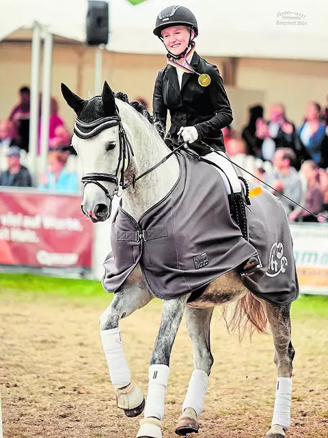 Ehrenrunde der Kreismeisterin: Katharina Wiebusch mit ihrer Stute Santiana | Foto: Alexandra Miemczyk / foto-am.de