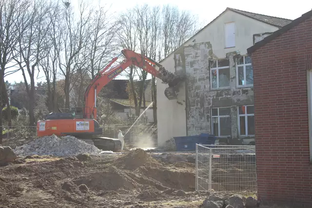 Facharbeiter in Schutzanzügen kümmern sich um die fachgerechte Asbestsanierung | Foto: pm