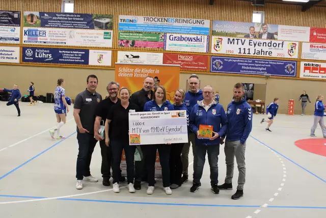 Freude über die Auszeichnung (v. li.): Sebastian Lühr, Kenneth Dittmann-Haselhorst, Nadine Becher (alle KSB), Rainer Sonntag (LSB) sowie Farina Petersen, Anika Wolf, Jens Köster, Markus Richter und Florian Petersen vom MTV Eyendorf | Foto: ce