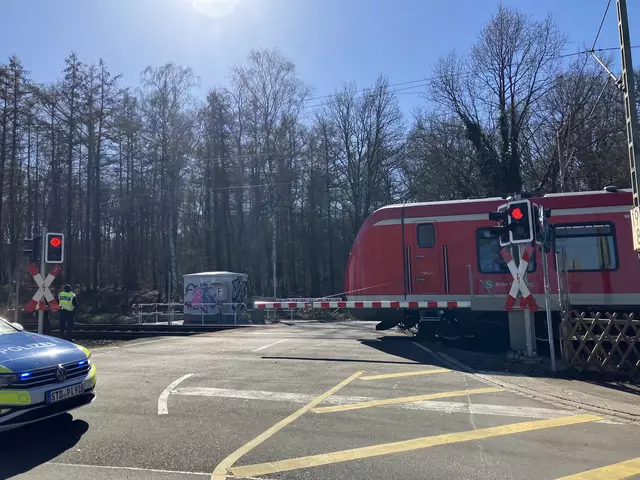 An diesem Bahnübergang zwischen Buxtehude und Neukloster geschah das Unglück | Foto: Polizei