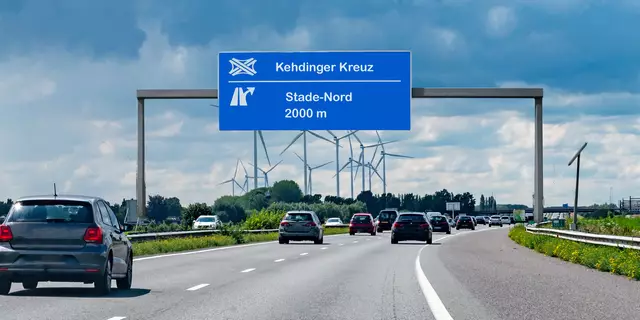 Solch ein Schild möchten die Grünen niemals sehen: Sie fordern, dass die Autobahnen A26 und A20 nicht weitergebaut werden. Das Kehdinger Kreuz soll nicht realisiert werden (Fotomontage) | Foto: Adobe Stock/barmalini/jd